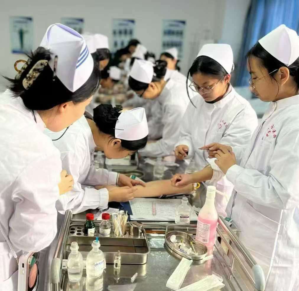 河北同仁醫(yī)學(xué)中等專(zhuān)業(yè)學(xué)校管就業(yè)嗎？