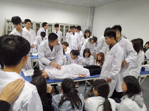 以后想當臨床醫(yī)生，上石家莊冀聯(lián)醫(yī)學中專學校選什么專業(yè)？